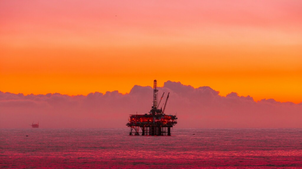 Uma imagem de estoque de uma plataforma petrolífera que representa uma das maiores exportações brasileiras enfrentando o aumento da demanda devido à crise da Ucrânia