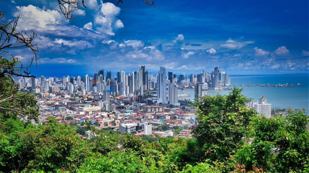Una foto de archivo de la ciudad de Panamá, a la que probablemente viajará para completar el proceso de solicitud de una visa de inversionista calificado en Panamá