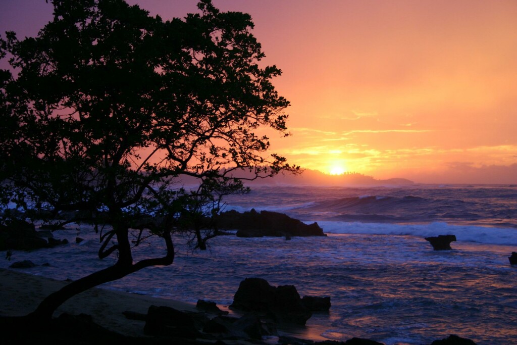 Una puesta de sol en la isla de Puerto Rico, donde montar un negocio implica cinco pasos clave.