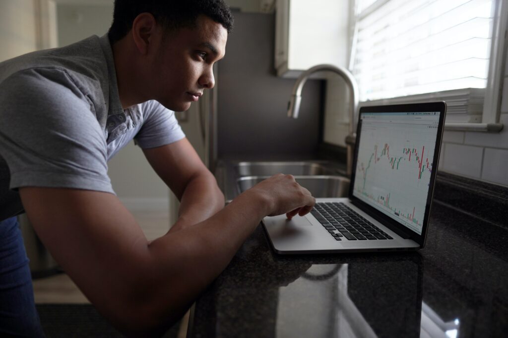 Uma imagem do homem verificando um computador para acompanhar um artigo sobre tipos de empresas ou tipos de estruturas legais no Brasil.