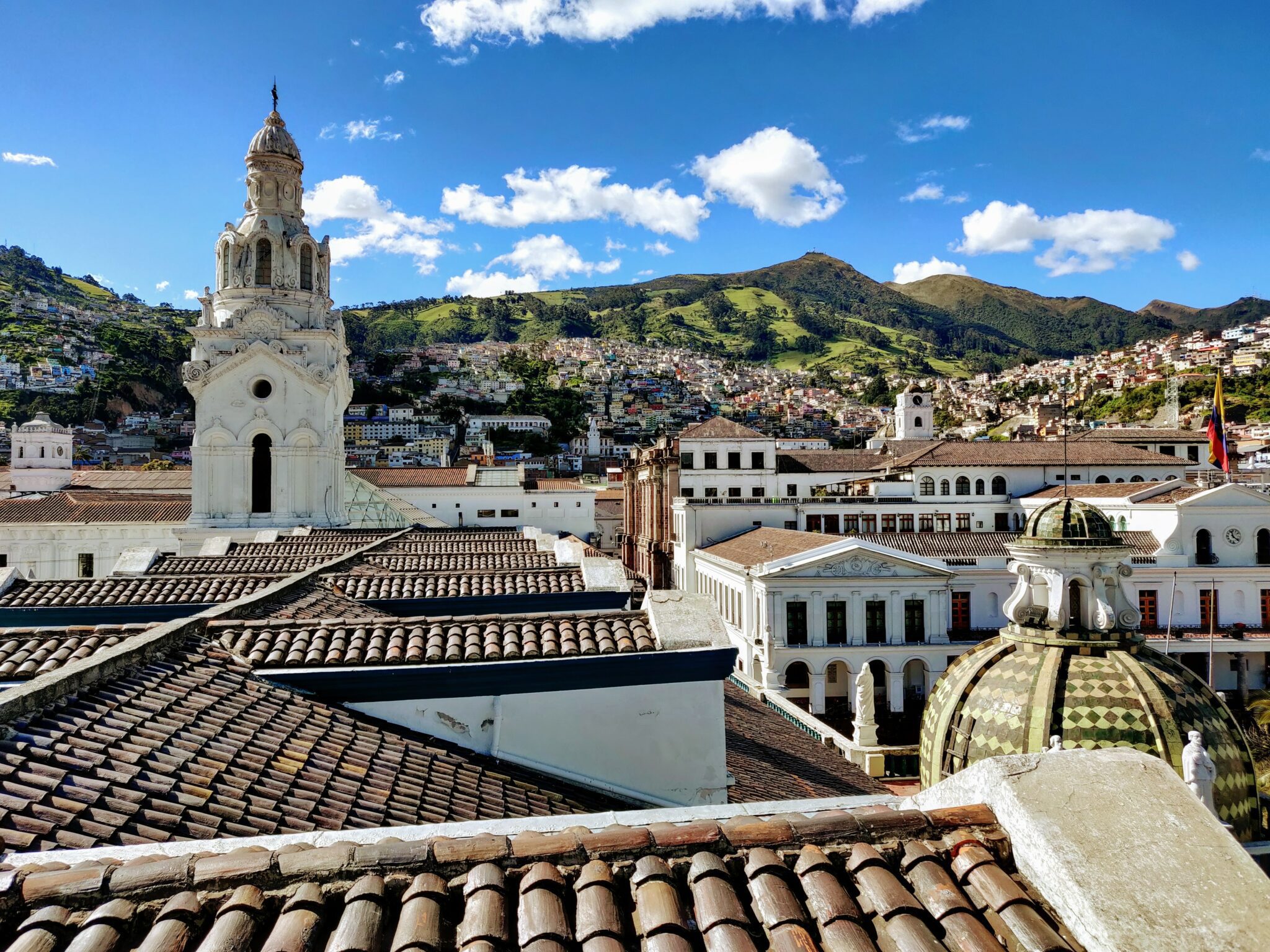 Uma foto de estoque da capital equatoriana Quito para acompanhar o artigo sobre os serviços de back office no Equador.