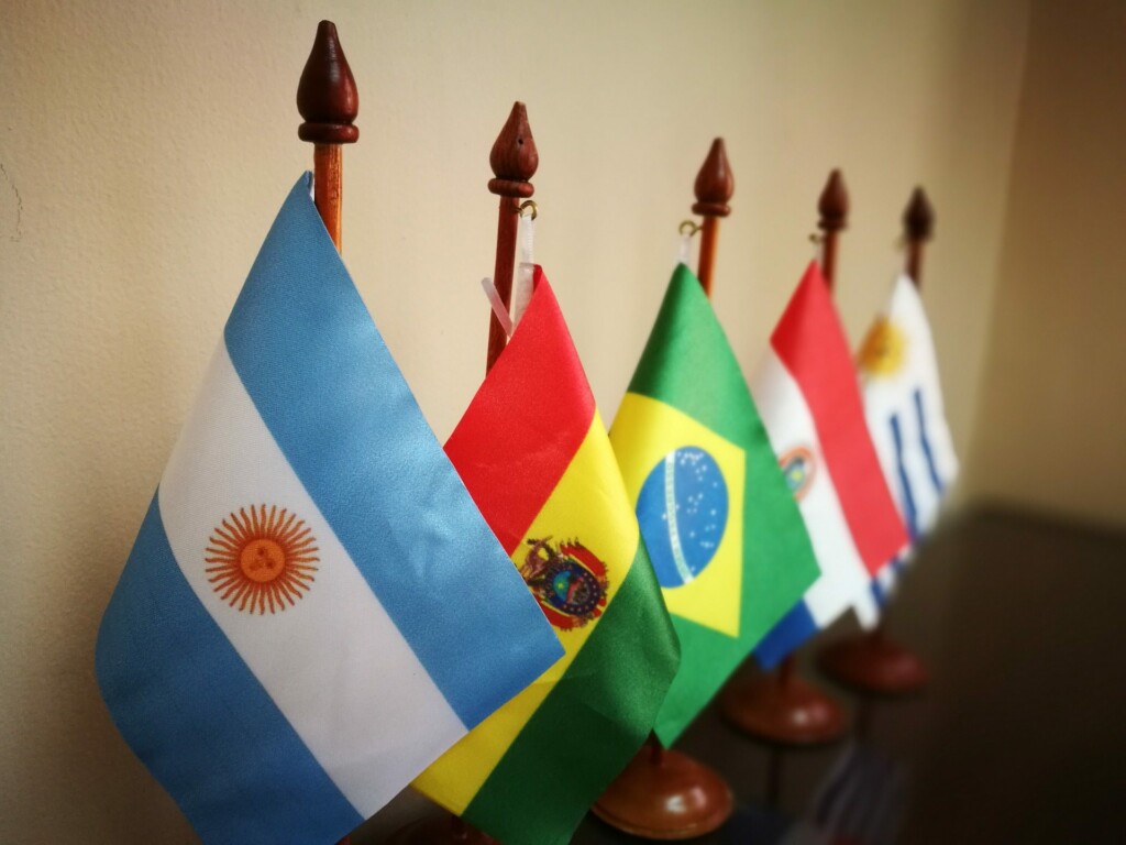Uma foto de estoque das bandeiras dos países do Mercosul para acompanhar o artigo sobre os serviços de back office no Paraguai. 