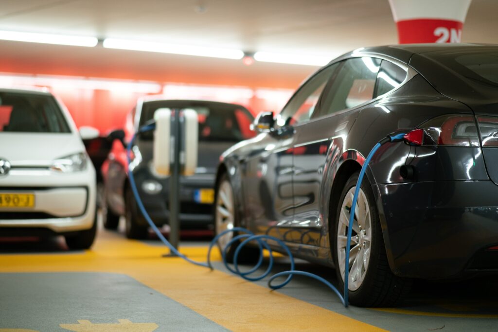 Stock image of electric cars for article on new law promoting electric transport and sustainability in Panama