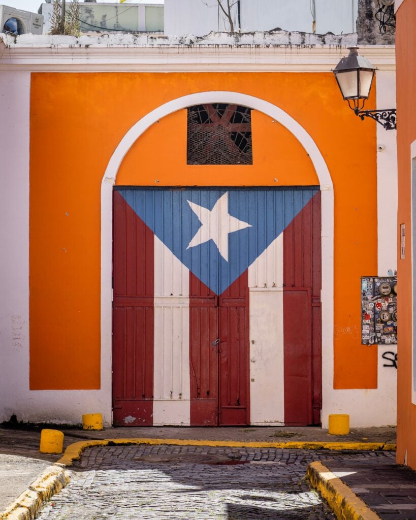 Una puerta de San Juan está pintada con la bandera de Puerto Rico.