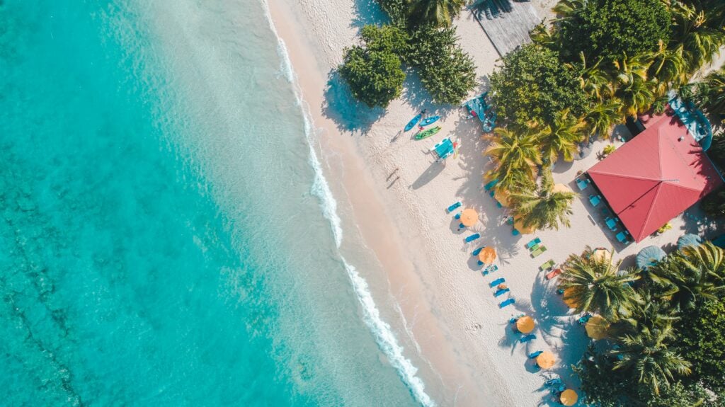 Imagen de la playa de Grand Anse, en Granada, que acompaña al artículo sobre los programas de ciudadanía por inversión en el Caribe