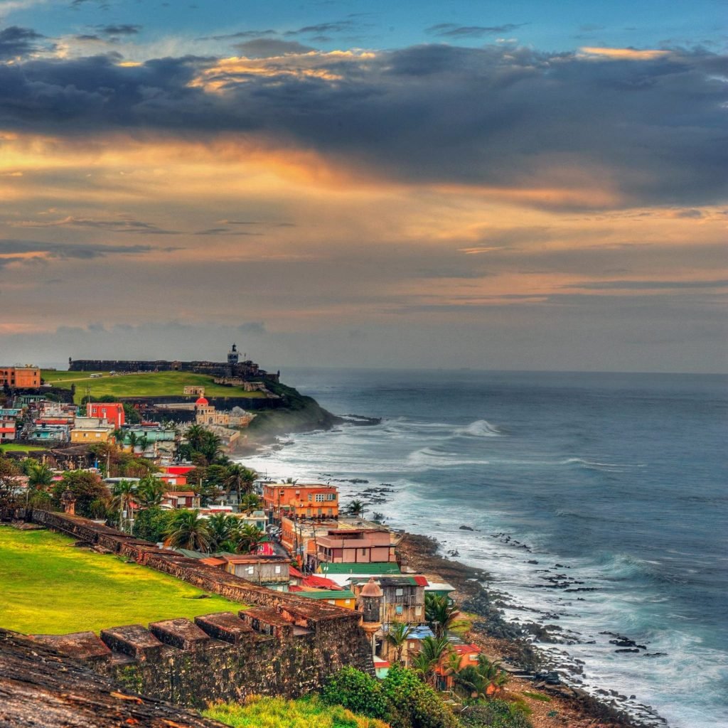 Uma foto do Castillo San Felipe del Morro, Calle Norzagaray, San Juan, para acompanhar o artigo sobre a terceirização da folha de pagamento em Porto Rico