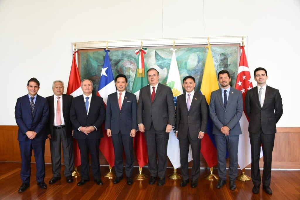 A photo of representatives of the Pacific Alliance and their counterparts from Singapore (source: Facebook)
