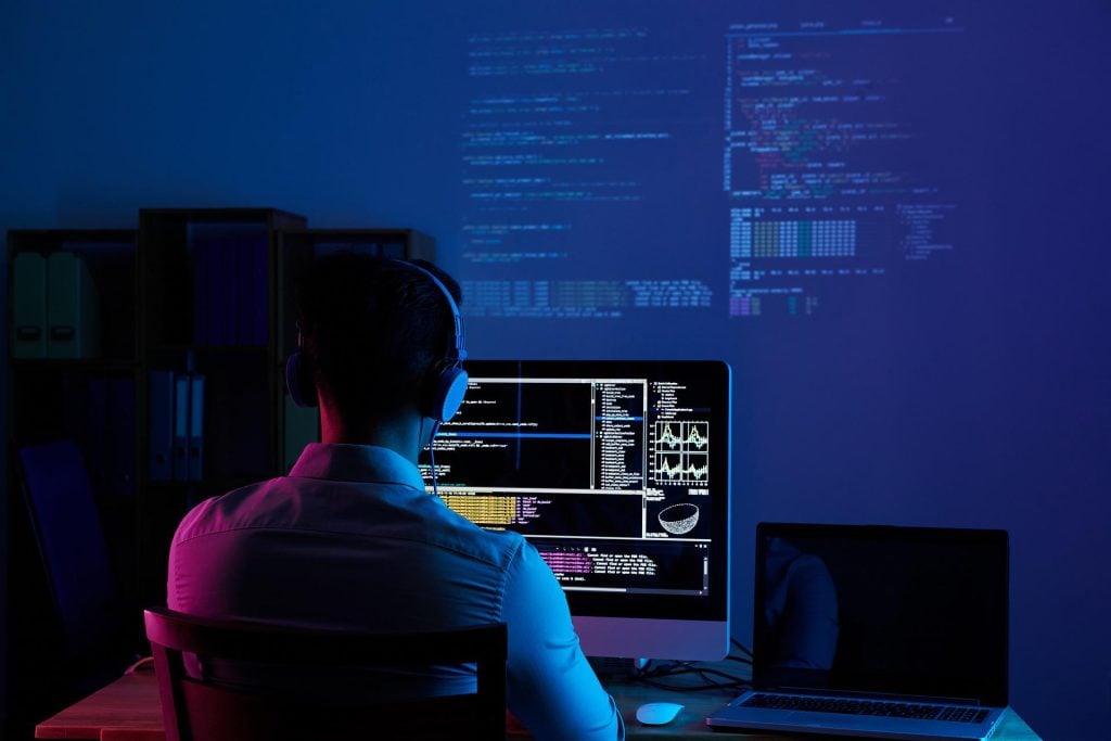 A stock image of a tech worker to accompany article on headhunters in Colombia