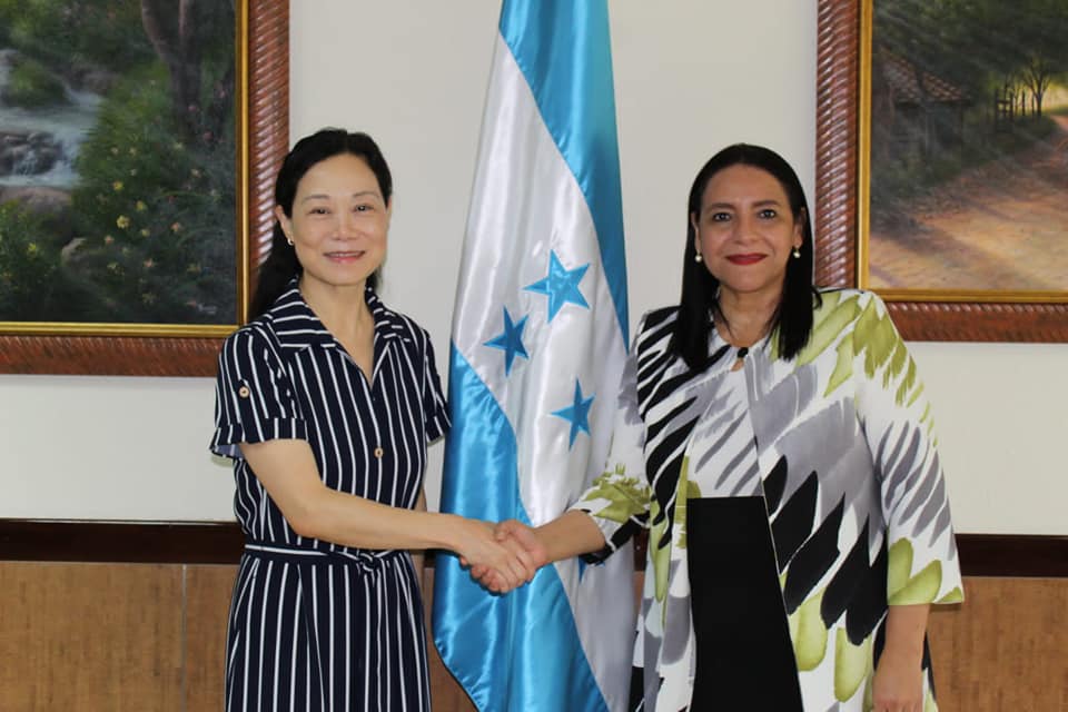 Una foto de la embajadora de Taiwán en Honduras, Vivia Chang, reunida con la ministra de Agricultura y Ganadería de Honduras, Laura Elena Suazo