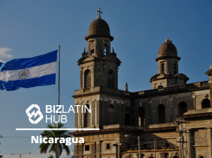 Um edifício histórico com grandes cúpulas e colunas na Nicarágua é mostrado sob um céu azul claro. A bandeira da Nicarágua está hasteada em um mastro em primeiro plano. A imagem inclui o texto “BizLatin Hub - Nicaragua”, destacando a experiência na formação de empresas na Nicarágua.